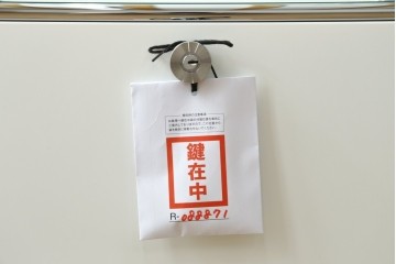 中古 　美品　スイス　USMハラー(USM Haller)　モジュール構造の3列4段ガラスキャビネット　(R-088871)