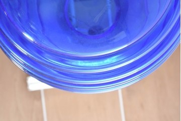 《引っ掛けシーリング式ペンダントライト加工費込み》　インドネシアヴィンテージ　鮮やかな青色と横縞模様のシェードが印象的なペンダントライト　(R-088880)