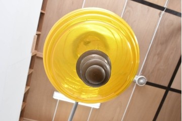 《引っ掛けシーリング式ペンダントライト加工費込み》　インドネシアヴィンテージ　明るい黄色のシェードが空間を彩るペンダントライト　(R-088882)