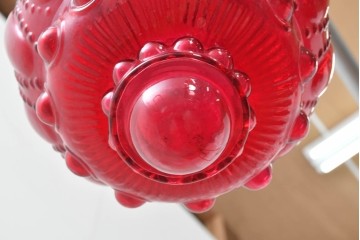 《引っ掛けシーリング式ペンダントライト加工費込み》　インドネシアヴィンテージ　1980年から1990年頃　赤い装飾ガラスシェードが華やかなペンダントライト　(R-088883)
