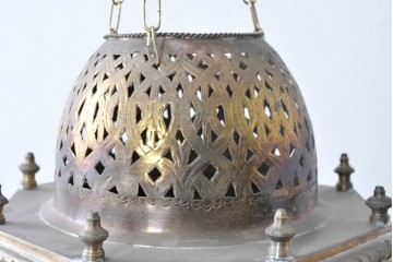 《引っ掛けシーリング式ペンダントライト加工費込み》　アラビアンヴィンテージ　工芸品　真鍮製　優美な透かし細工を施した色ガラス入り八角ペンダントライト　(R-088892)