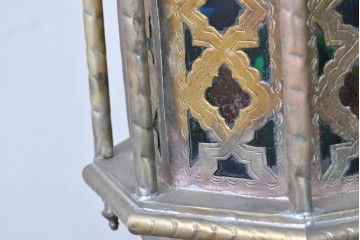 《引っ掛けシーリング式ペンダントライト加工費込み》　アラビアンヴィンテージ　工芸品　真鍮製　優美な透かし細工を施した色ガラス入り八角ペンダントライト　(R-088892)