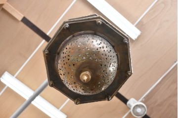 《引っ掛けシーリング式ペンダントライト加工費込み》　アラビアンヴィンテージ　工芸品　真鍮製　優美な透かし細工を施した色ガラス入り八角ペンダントライト　(R-088892)