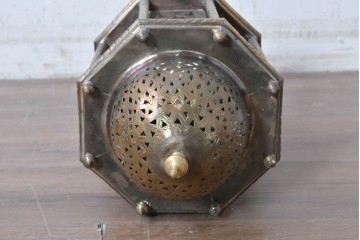 《引っ掛けシーリング式ペンダントライト加工費込み》　アラビアンヴィンテージ　工芸品　真鍮製　優美な透かし細工を施した色ガラス入り八角ペンダントライト　(R-088892)