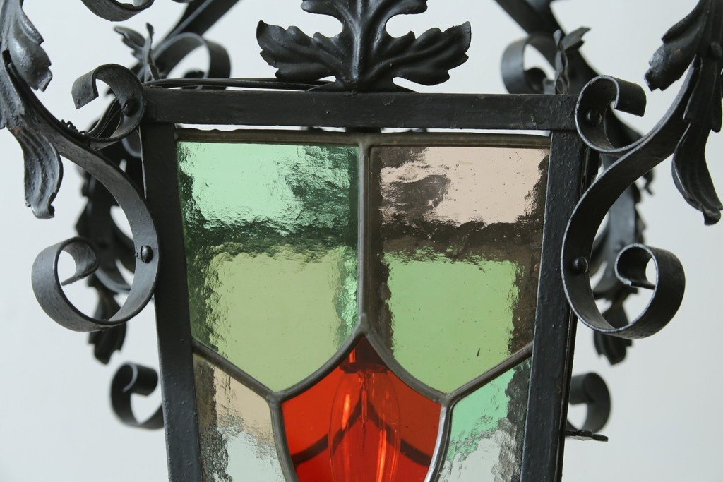ヴィンテージ照明　イギリス　ロートアイアン　ステンドグラスが彩る優美な意匠のペンダントライト　(R-088907)