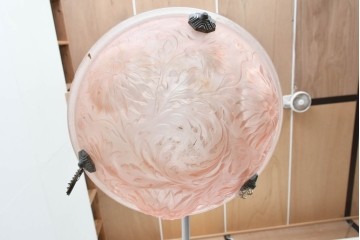 アンティーク照明　イギリス　花模様のピンクガラスが可憐な吊り下げ照明　(R-088914)
