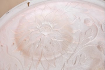アンティーク照明　イギリス　花模様のピンクガラスが可憐な吊り下げ照明　(R-088914)