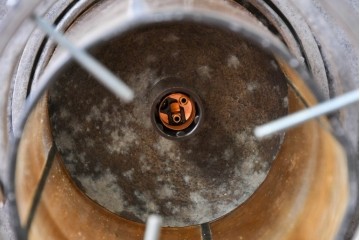 ヴィンテージ照明　イギリス　ロートアイアン　無骨な質感とあたたかみのあるガラスとの組み合わせが魅力的なアンティーク調吊り下げ照明　(R-088915)