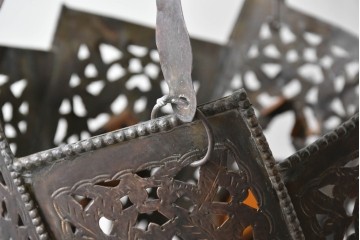 《引っ掛けシーリング式ペンダントライト加工費込み》　ヴィンテージ照明　モロッコ　繊細な透かし装飾を施した吊り下げ照明3個セット　(R-088917)