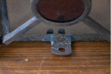 《シーリングライト加工費込み》　ヨーロッパヴィンテージ　ロートアイアンの渦巻き装飾と色ガラスが目を惹くシーリングライト　(R-088919)