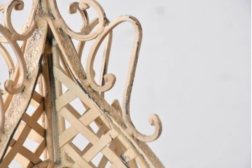 中古　アンティーク調　アイアンの装飾が優雅なハンギングプランター　(R-088927)