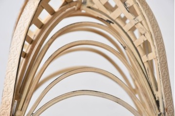 中古　アンティーク調　アイアンの装飾が優雅なハンギングプランター　(R-088927)