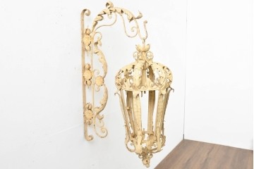 ヨーロッパアンティーク　草花モチーフの優美な装飾が目を引く大型ブラケットライト　(R-088929)