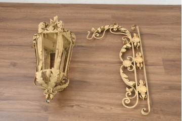 ヨーロッパアンティーク　草花モチーフの優美な装飾が目を引く大型ブラケットライト　(R-088929)
