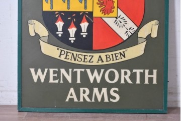 イギリスヴィンテージ　WENTWORTH ARMS(ウェントワース・アームズ)　紋章デザインのパブサイン　(R-088938)