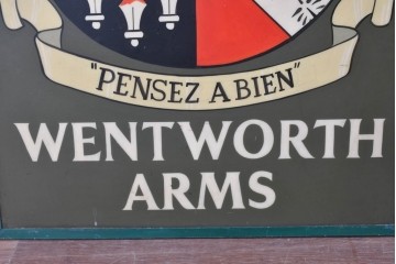イギリスヴィンテージ　WENTWORTH ARMS(ウェントワース・アームズ)　紋章デザインのパブサイン　(R-088938)