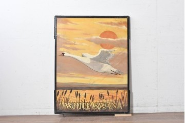 WHITE SWAN 夕焼け空と水辺を飛ぶ白鳥デザインの看板 (R-088939)