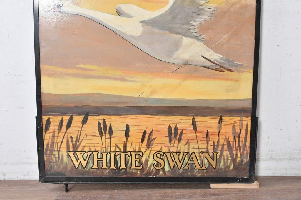 WHITE SWAN 夕焼け空と水辺を飛ぶ白鳥デザインの看板 (R-088939)