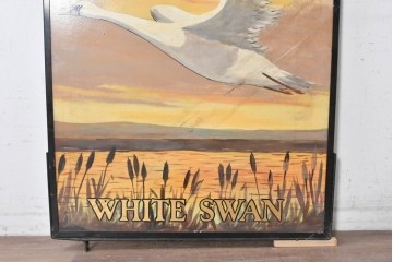WHITE SWAN 夕焼け空と水辺を飛ぶ白鳥デザインの看板 (R-088939)
