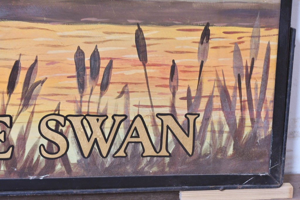 WHITE SWAN 夕焼け空と水辺を飛ぶ白鳥デザインの看板 (R-088939)