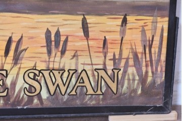 WHITE SWAN 夕焼け空と水辺を飛ぶ白鳥デザインの看板 (R-088939)