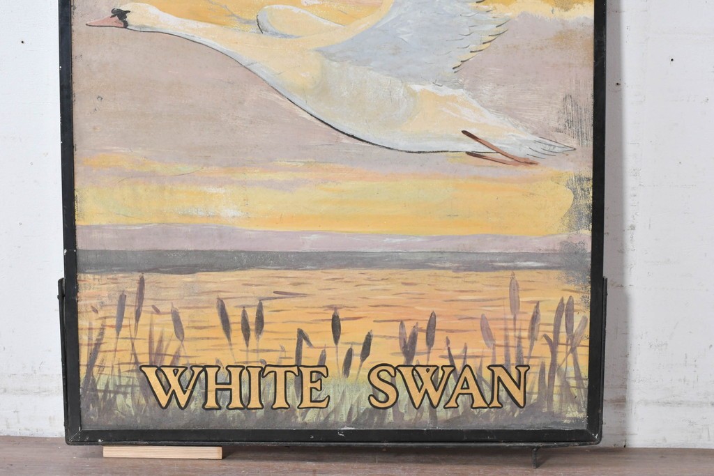 WHITE SWAN 夕焼け空と水辺を飛ぶ白鳥デザインの看板 (R-088939)