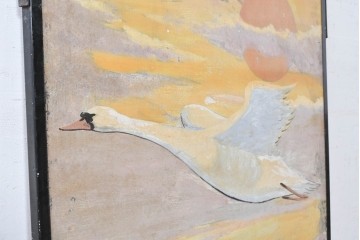WHITE SWAN 夕焼け空と水辺を飛ぶ白鳥デザインの看板 (R-088939)