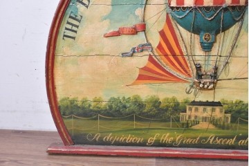 イギリスアンティーク　希少　著名工房作品　英国伝統サインペイント　気球の立体装飾が目を引くウォールアート　(R-088940)
