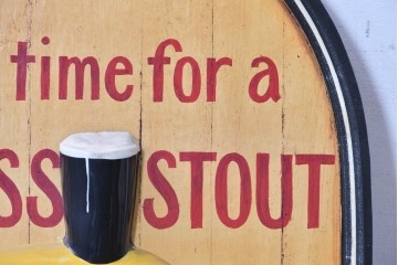 イギリスアンティーク　希少　著名工房作品　英国伝統サインペイント　GUINNESS(ギネス)　オオハシとロゴが目を引く立体ウォールサイン　(R-088941)