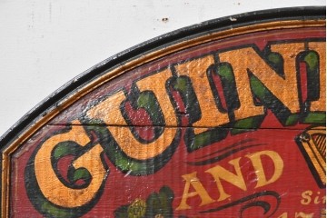 イギリスアンティーク　希少　著名工房作品　英国伝統サインペイント　GUINNESS(ギネス)　深みのある赤色が目を引く立体パブサイン　(R-088943)