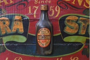 イギリスアンティーク　希少　著名工房作品　英国伝統サインペイント　GUINNESS(ギネス)　深みのある赤色が目を引く立体パブサイン　(R-088943)