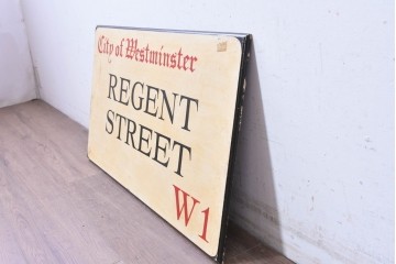 ロンドンの街並みを思わせる道路名表示デザインの看板　(R-088944)