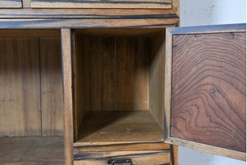和製ヴィンテージ　昭和中期　無垢材　職人の手仕事が光る黒柿材と欅材の茶箪笥　(R-088954)