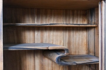 和製ヴィンテージ　昭和中期　無垢材　職人の手仕事が光る黒柿材と欅材の茶箪笥　(R-088954)
