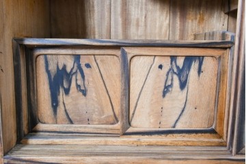 和製ヴィンテージ　昭和中期　無垢材　職人の手仕事が光る黒柿材と欅材の茶箪笥　(R-088954)