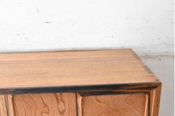 和製ヴィンテージ　昭和中期　無垢材　職人の手仕事が光る黒柿材と欅材の茶箪笥　(R-088954)