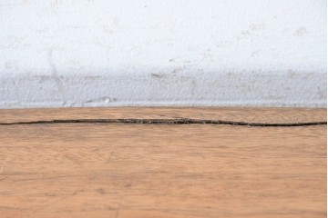和製ヴィンテージ　昭和中期　無垢材　職人の手仕事が光る黒柿材と欅材の茶箪笥　(R-088954)