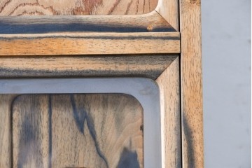 和製ヴィンテージ　昭和中期　無垢材　職人の手仕事が光る黒柿材と欅材の茶箪笥　(R-088954)