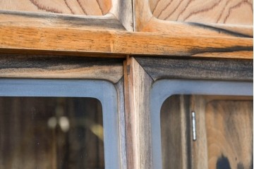 和製ヴィンテージ　昭和中期　無垢材　職人の手仕事が光る黒柿材と欅材の茶箪笥　(R-088954)