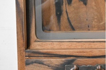 和製ヴィンテージ　昭和中期　無垢材　職人の手仕事が光る黒柿材と欅材の茶箪笥　(R-088954)