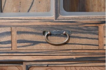 和製ヴィンテージ　昭和中期　無垢材　職人の手仕事が光る黒柿材と欅材の茶箪笥　(R-088954)