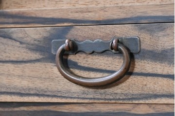和製ヴィンテージ　昭和中期　無垢材　職人の手仕事が光る黒柿材と欅材の茶箪笥　(R-088954)