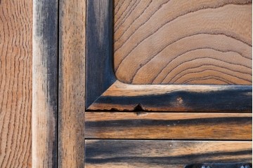 和製ヴィンテージ　昭和中期　無垢材　職人の手仕事が光る黒柿材と欅材の茶箪笥　(R-088954)