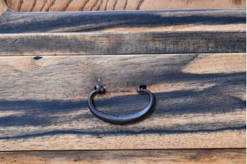 和製ヴィンテージ　昭和中期　無垢材　職人の手仕事が光る黒柿材と欅材の茶箪笥　(R-088954)