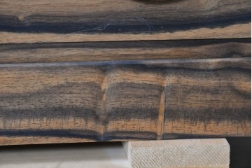和製ヴィンテージ　昭和中期　無垢材　職人の手仕事が光る黒柿材と欅材の茶箪笥　(R-088954)