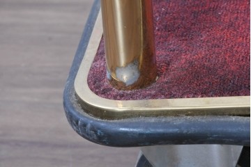 中古　真鍮　ゴールドカラーと赤いカーペットが華やかなバゲージカート　(R-088955)