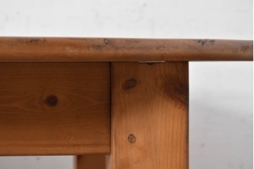 中古　希少な廃番品　THE PENNY WISE(ザ・ペニーワイズ)　パイン材　挽物脚がクラシカルなラウンドテーブル　(R-088965)