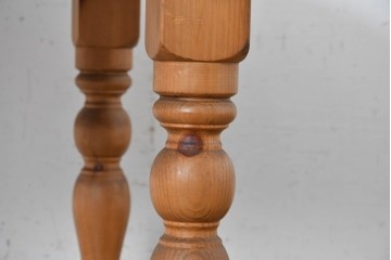 中古　希少な廃番品　THE PENNY WISE(ザ・ペニーワイズ)　パイン材　挽物脚がクラシカルなラウンドテーブル　(R-088965)