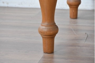 中古　希少な廃番品　THE PENNY WISE(ザ・ペニーワイズ)　パイン材　挽物脚がクラシカルなラウンドテーブル　(R-088965)