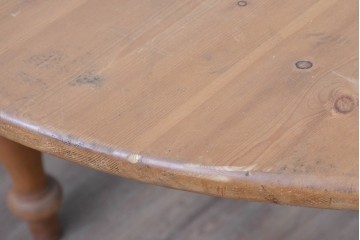 中古　希少な廃番品　THE PENNY WISE(ザ・ペニーワイズ)　パイン材　挽物脚がクラシカルなラウンドテーブル　(R-088965)